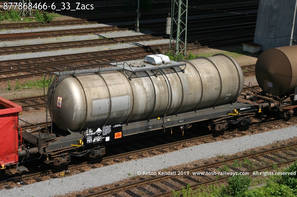 877868466-6_33_Zacs.jpg